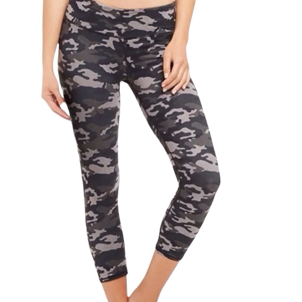 Fabletics Lima Women’s Camo Capri Black/Gray/Grn Leggings Size-S EUC